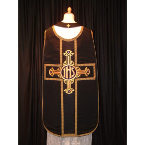 Black embroidered centerpiece